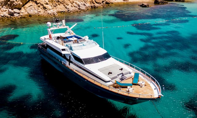 Luxurious Yachts for Daily Cruise around Greece!