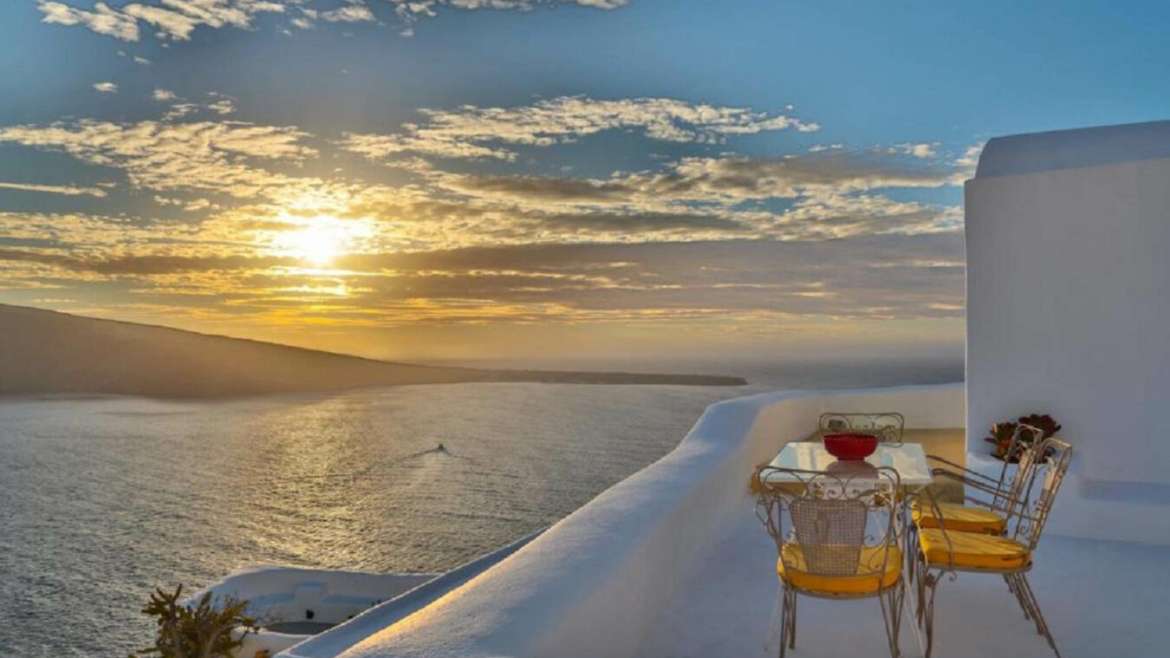 Santorini: TOP 3 Luxurious Villas with a Sunset View
