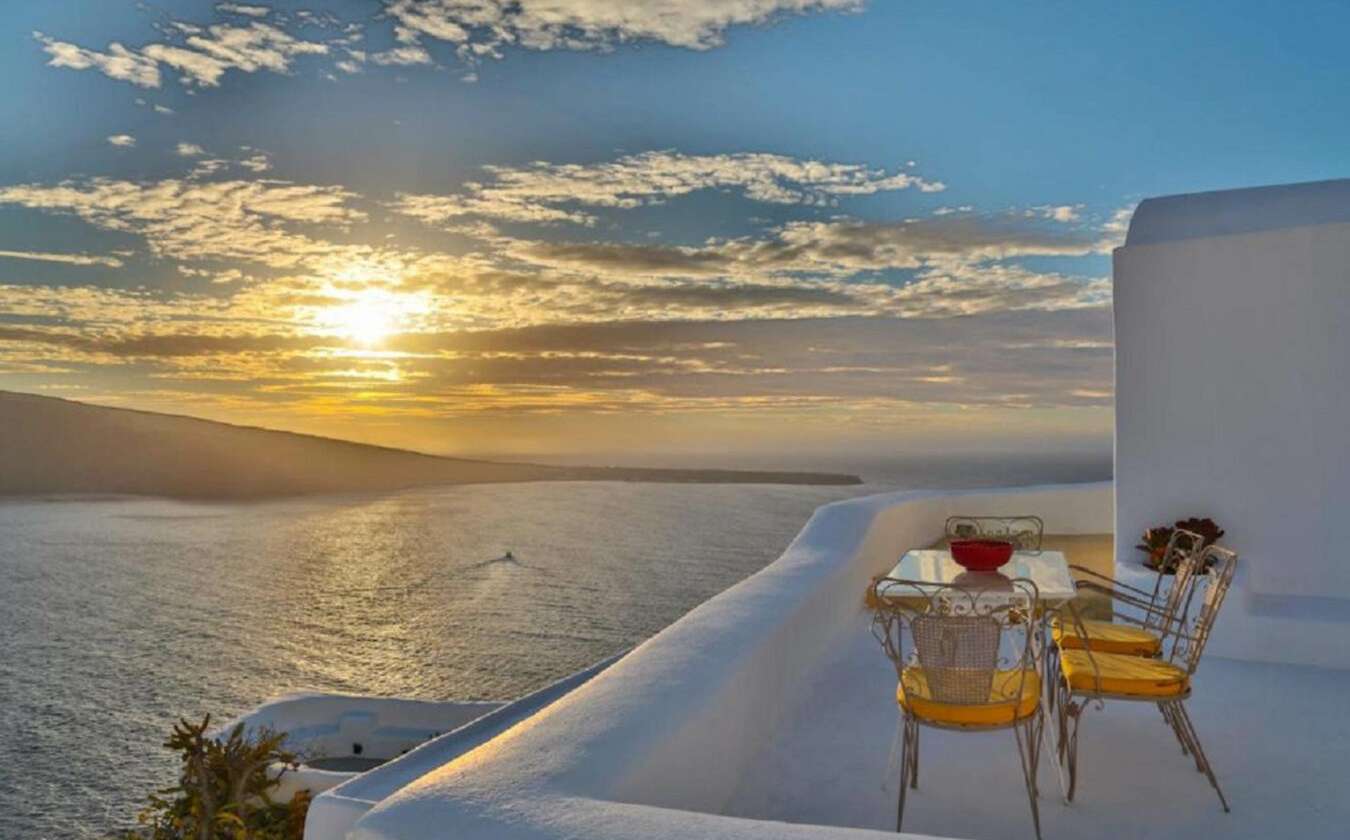 Santorini: TOP 3 Luxurious Villas with a Sunset View