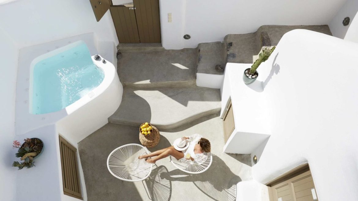 SANTORINI: A Luxurious Villa for the Perfect Vacation!