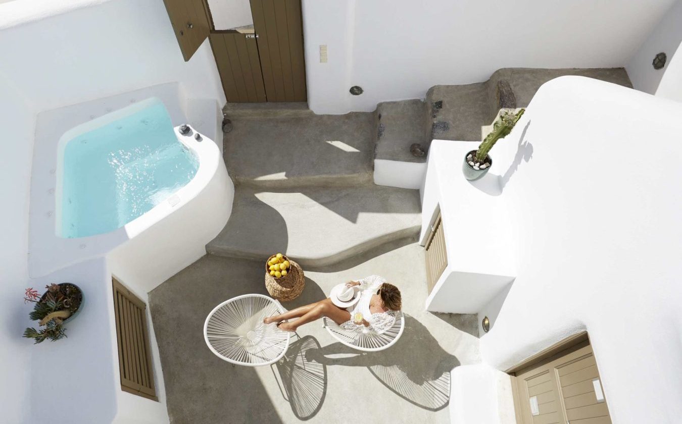 SANTORINI: A Luxurious Villa for the Perfect Vacation!